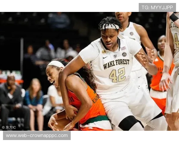 为什么裁判有时先吹哨再判罚？哨音规则背后的判罚逻辑