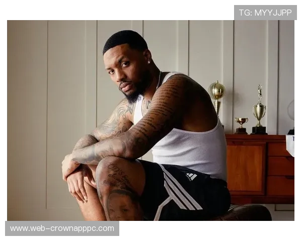 利拉德休赛期天天凌晨四点打卡训练房，家里车库改的健身房堆满蛋白粉空桶