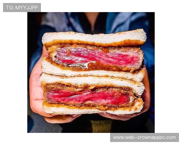 小威出门居然背个包啃三明治，是演明星呢还是演厨神？